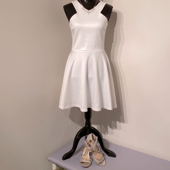 AQUA (Bloomingdale’s) Scuba Skater halter mini dress in Pure White size Large - Picture 2 of 9